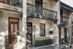 TBAS® Buyers Agents proudly presents 23 Renny Street, Paddington – a beautifully designed, contemporary home featuring elegant interiors, abundant natural light, and a serene outdoor entertaining area